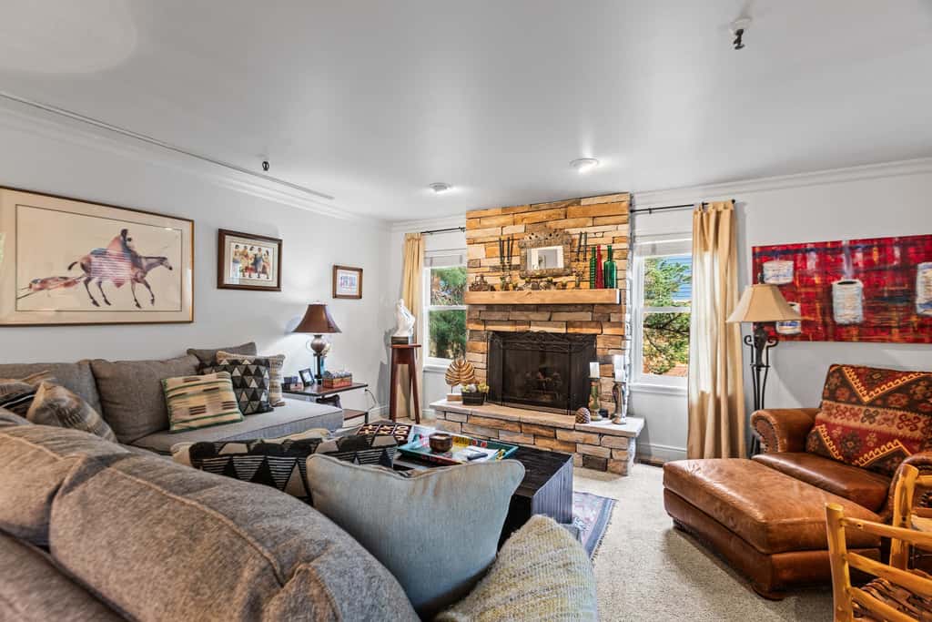 Stylish condo in prime location just steps from Main Street & Town Lift Plaza