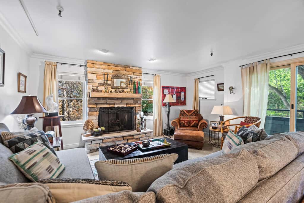Stylish condo in prime location just steps from Main Street & Town Lift Plaza