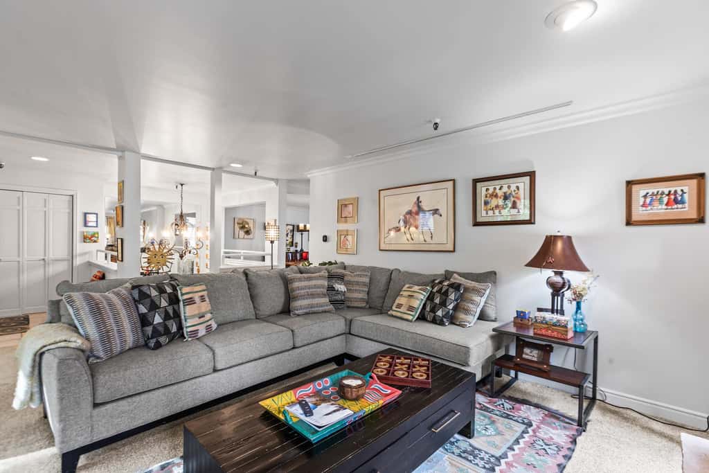 Stylish condo in prime location just steps from Main Street & Town Lift Plaza