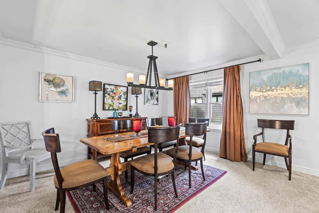 Stylish condo in prime location just steps from Main Street & Town Lift Plaza