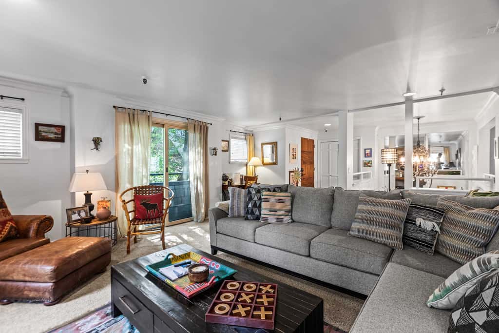 Stylish condo in prime location just steps from Main Street & Town Lift Plaza