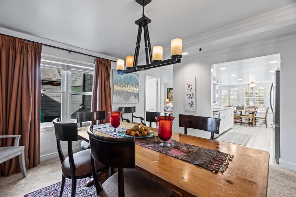 Stylish condo in prime location just steps from Main Street & Town Lift Plaza