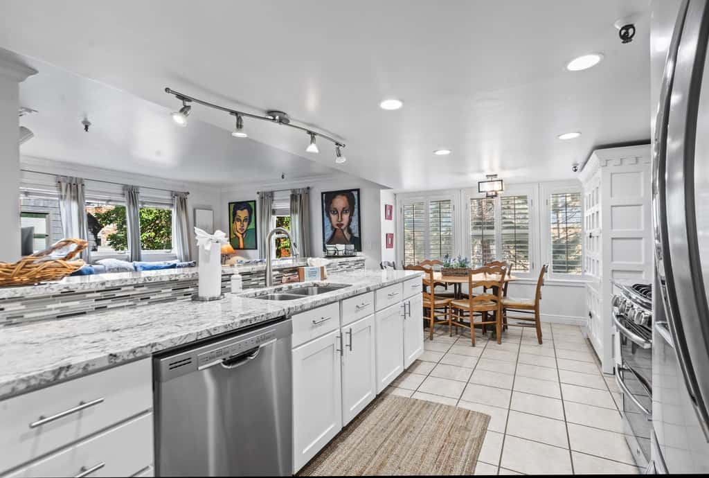 Stylish condo in prime location just steps from Main Street & Town Lift Plaza