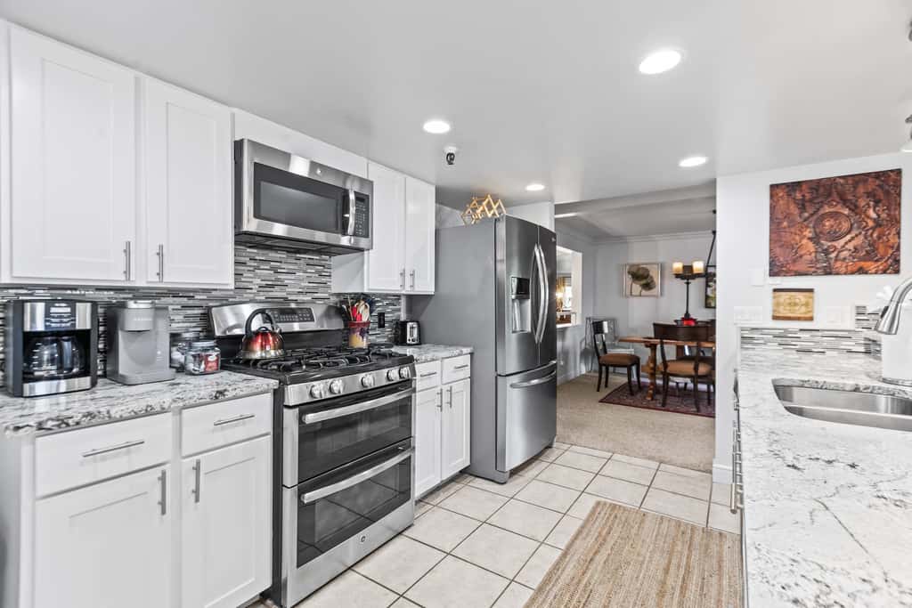 Stylish condo in prime location just steps from Main Street & Town Lift Plaza