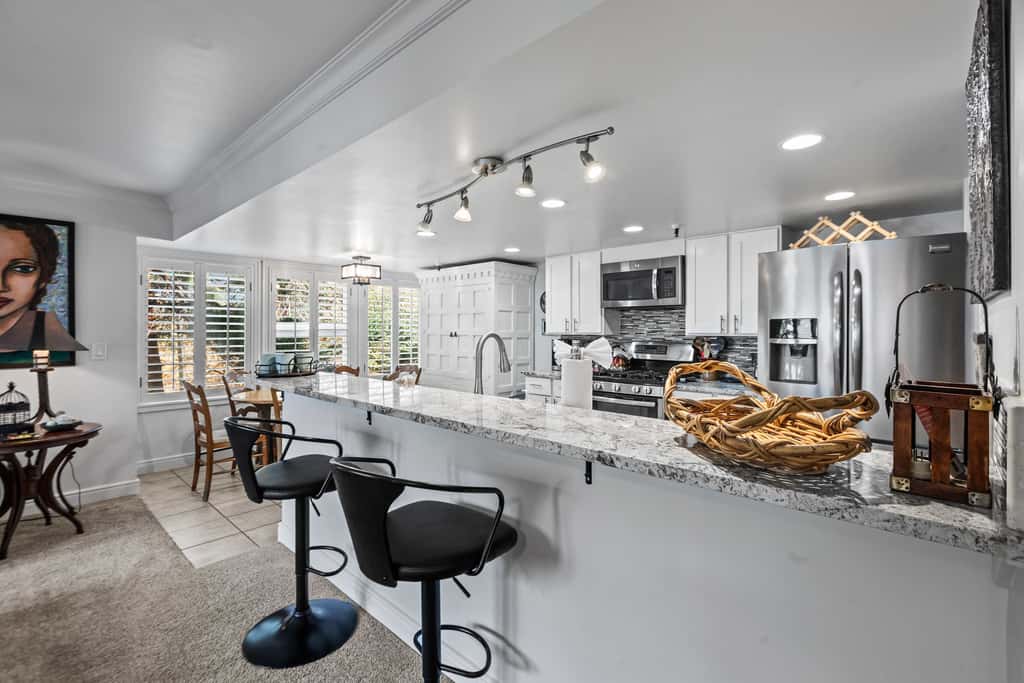 Stylish condo in prime location just steps from Main Street & Town Lift Plaza