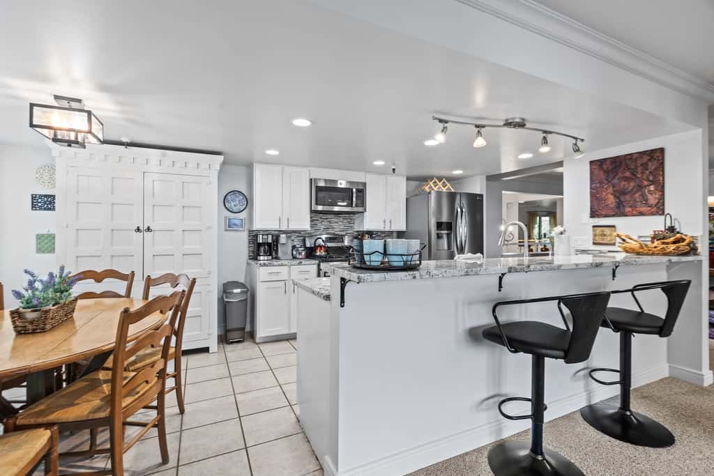 Stylish condo in prime location just steps from Main Street & Town Lift Plaza