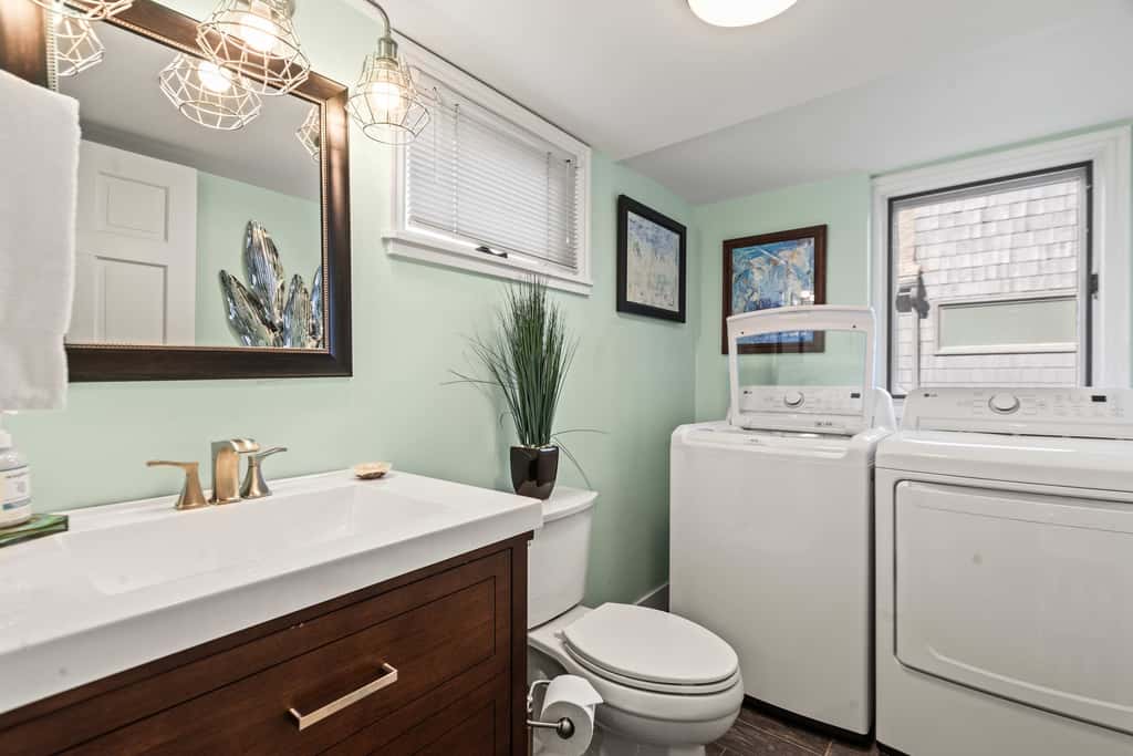 Stylish condo in prime location just steps from Main Street & Town Lift Plaza