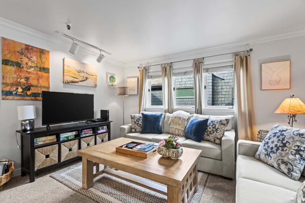 Stylish condo in prime location just steps from Main Street & Town Lift Plaza