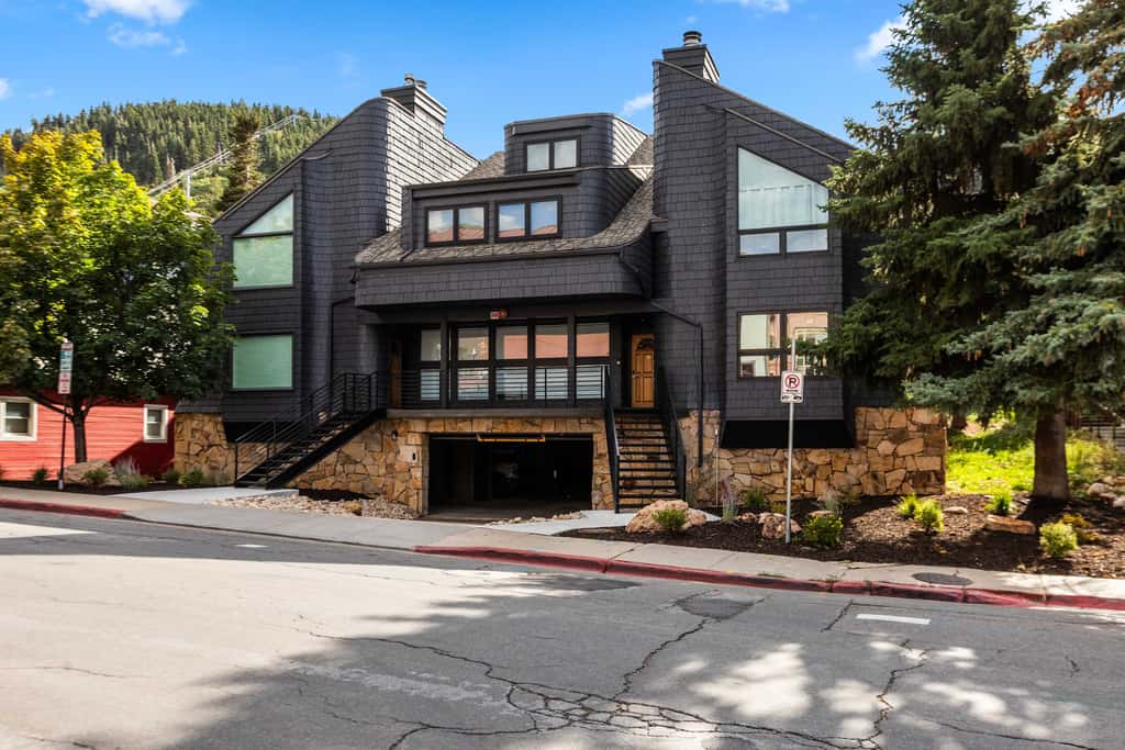 Stylish condo in prime location just steps from Main Street & Town Lift Plaza