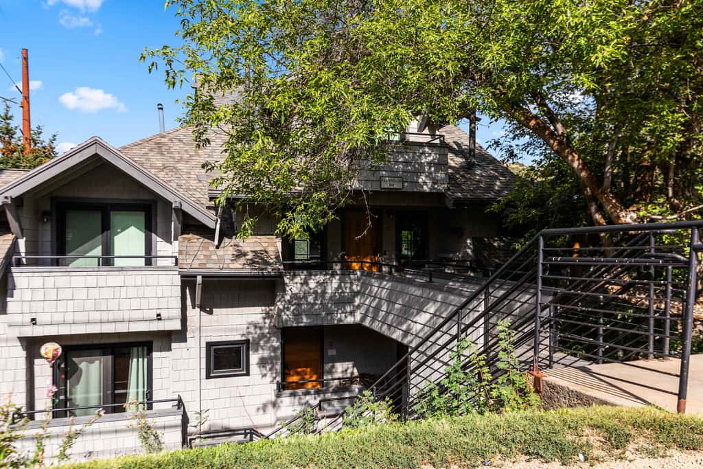 Stylish condo in prime location just steps from Main Street & Town Lift Plaza