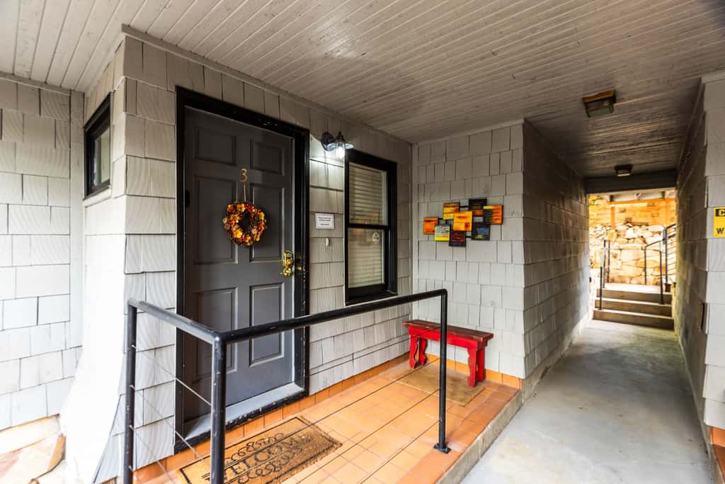 Stylish condo in prime location just steps from Main Street & Town Lift Plaza
