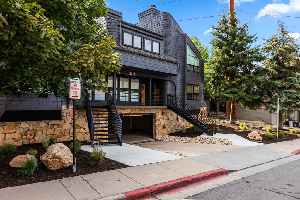 Stylish condo in prime location just steps from Main Street & Town Lift Plaza