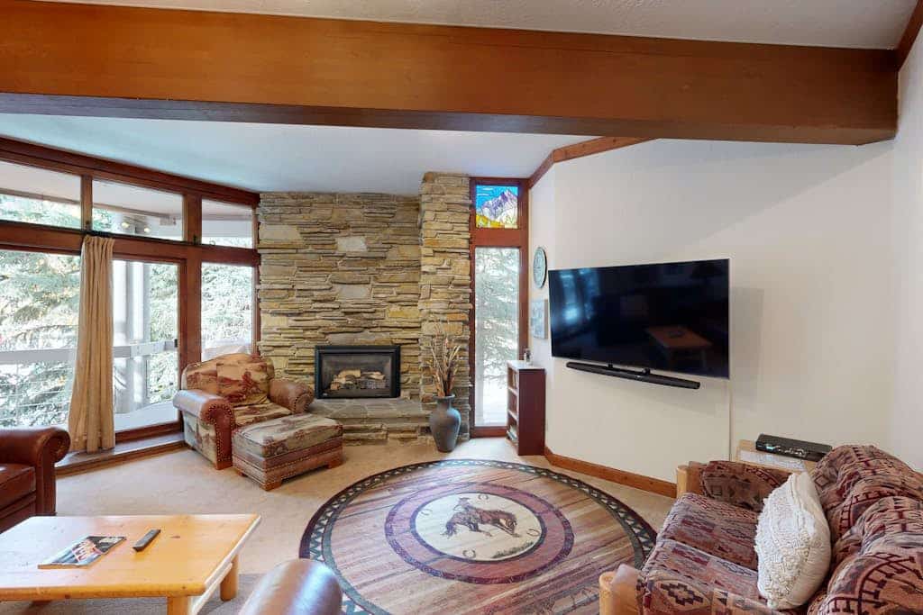 Ski sanctuary with private hot tub - adjacent to slopes & on free bus line