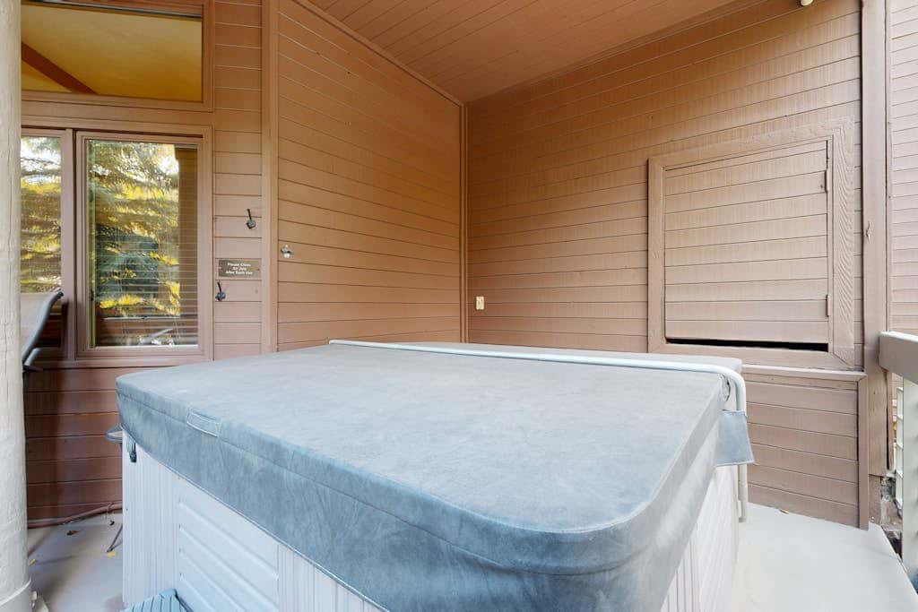 Ski sanctuary with private hot tub - adjacent to slopes & on free bus line
