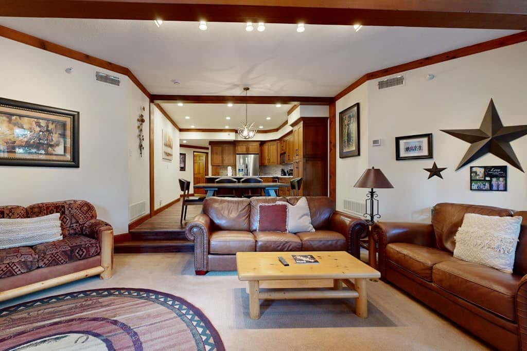 Ski sanctuary with private hot tub - adjacent to slopes & on free bus line