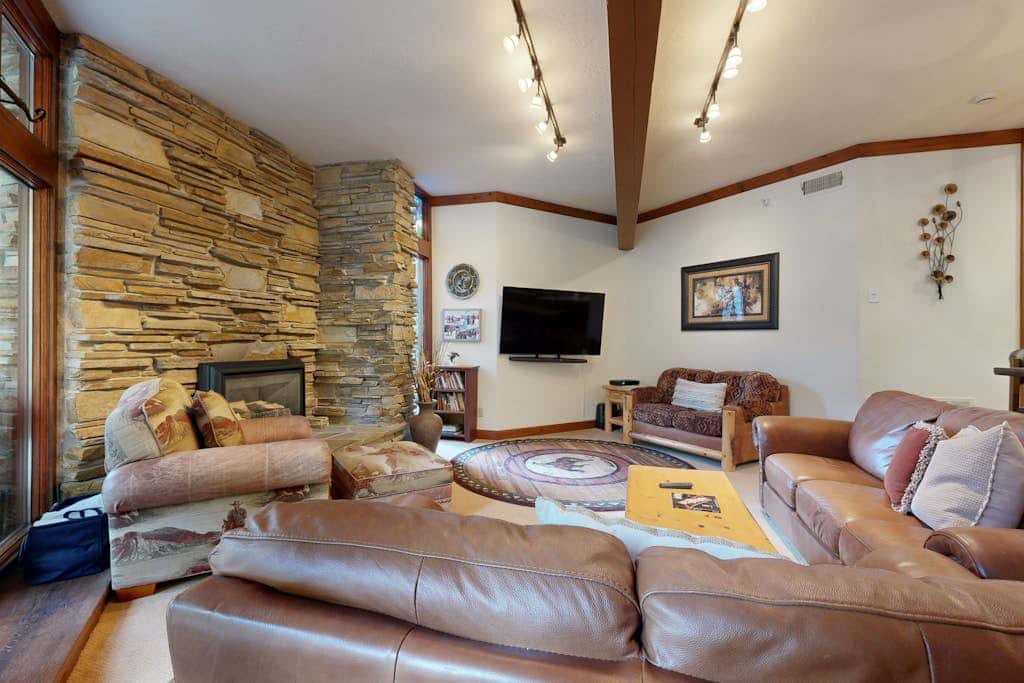 Ski sanctuary with private hot tub - adjacent to slopes & on free bus line
