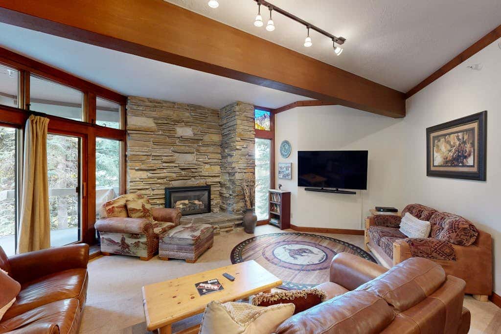Ski sanctuary with private hot tub - adjacent to slopes & on free bus line