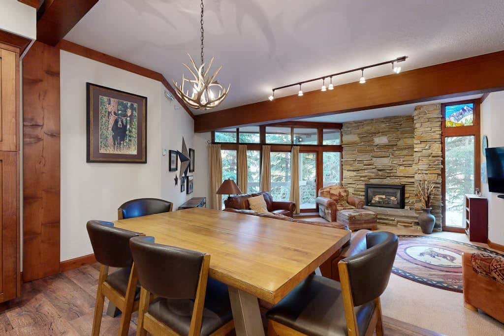 Ski sanctuary with private hot tub - adjacent to slopes & on free bus line