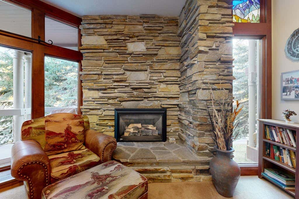 Ski sanctuary with private hot tub - adjacent to slopes & on free bus line