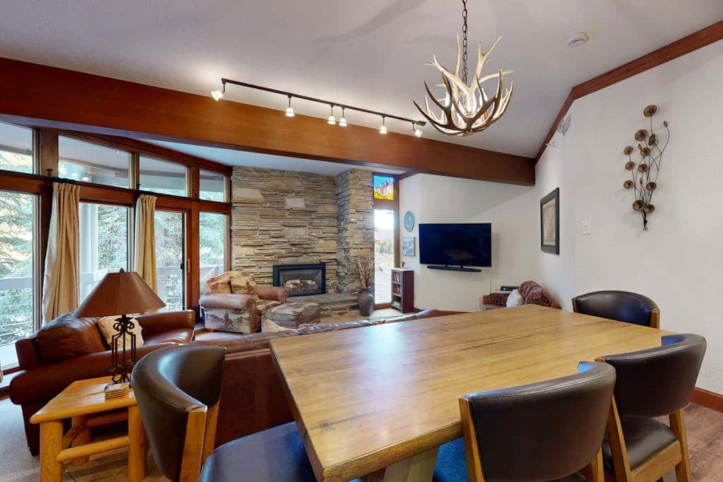 Ski sanctuary with private hot tub - adjacent to slopes & on free bus line