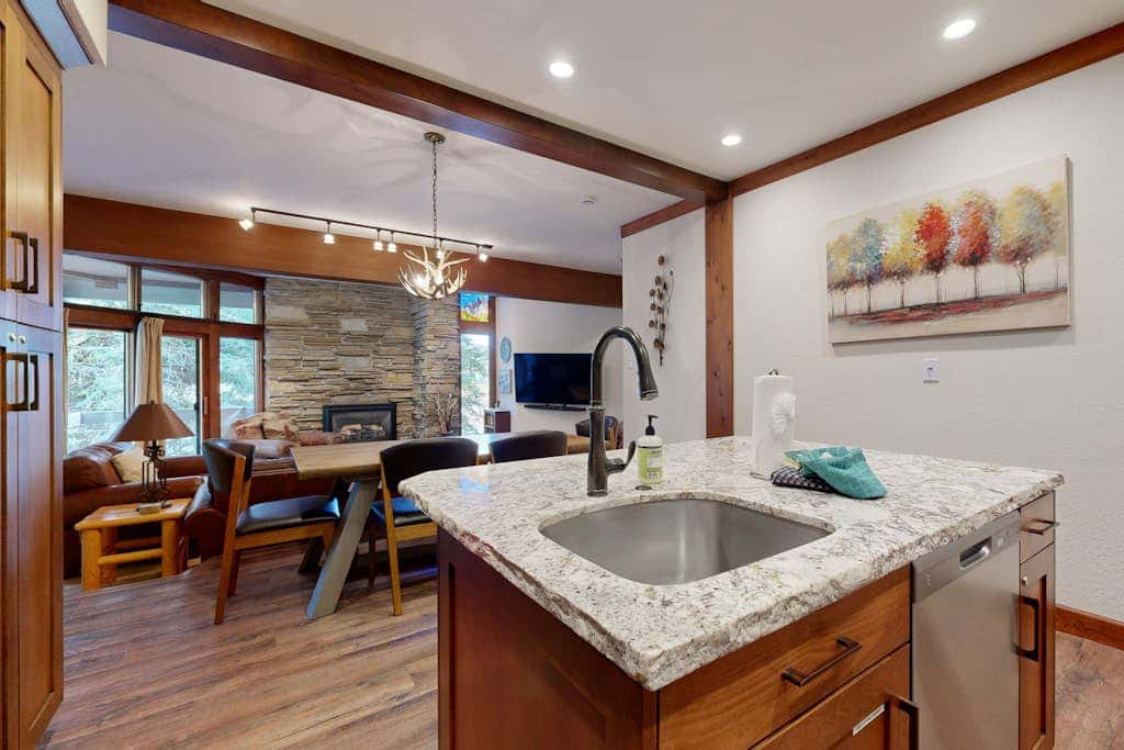 Ski sanctuary with private hot tub - adjacent to slopes & on free bus line