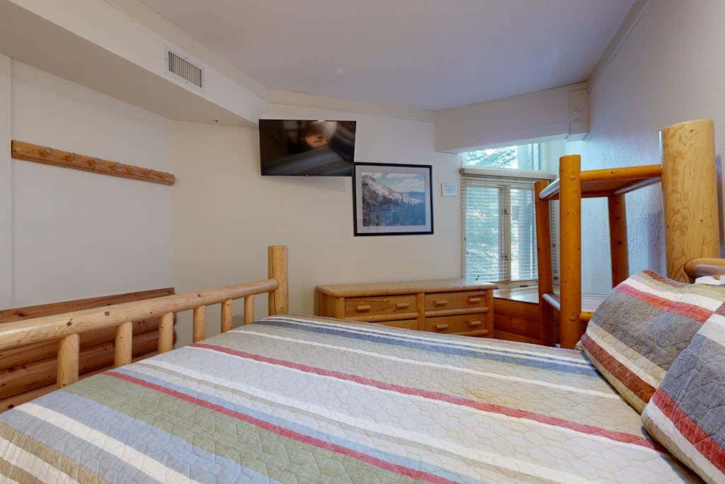 Ski sanctuary with private hot tub - adjacent to slopes & on free bus line