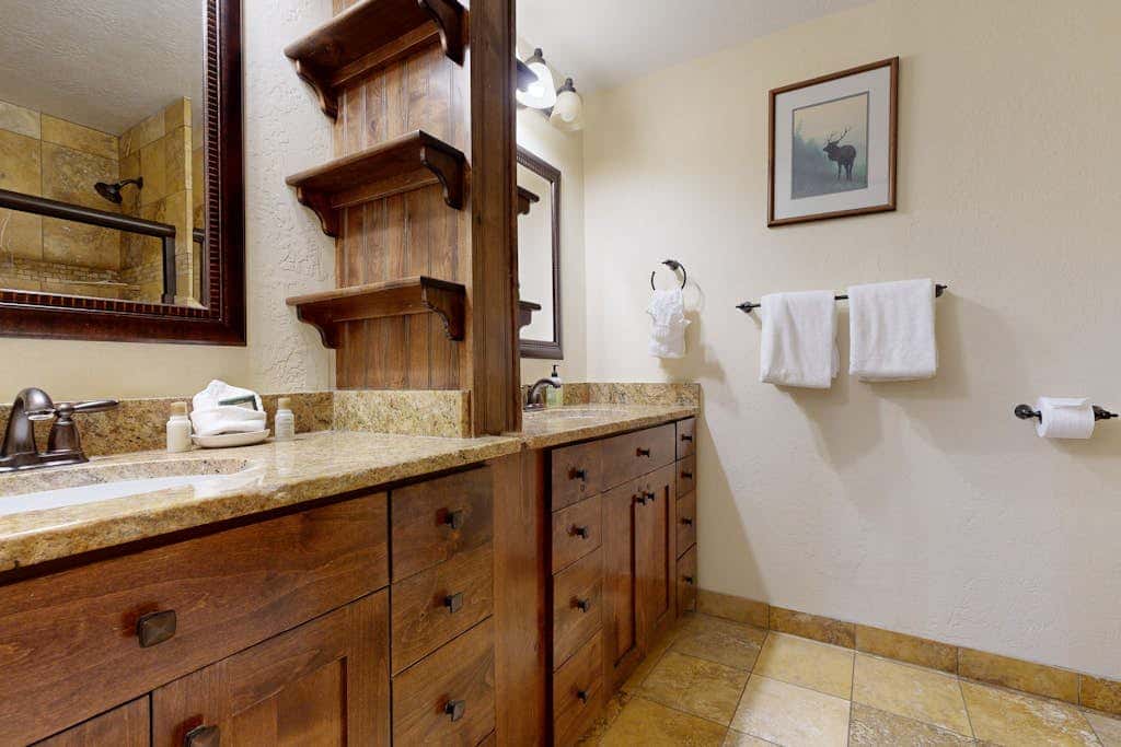 Ski sanctuary with private hot tub - adjacent to slopes & on free bus line