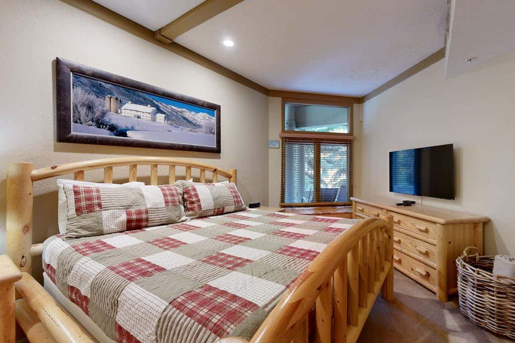 Ski sanctuary with private hot tub - adjacent to slopes & on free bus line