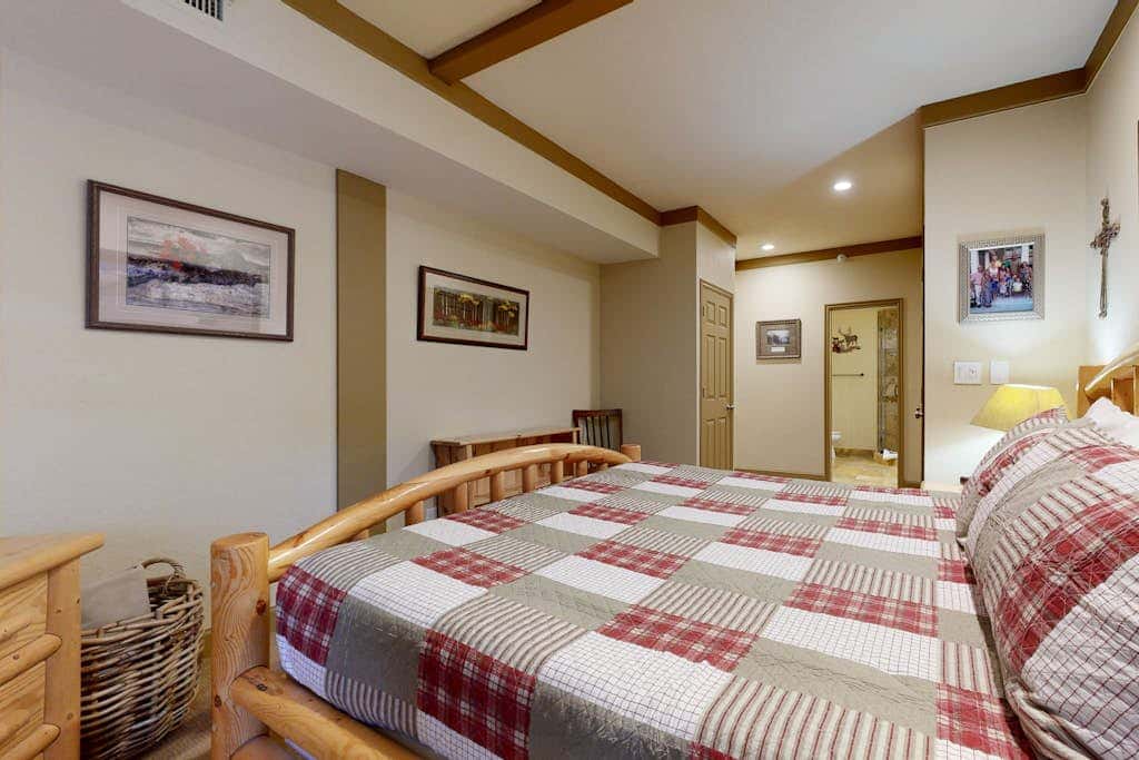 Ski sanctuary with private hot tub - adjacent to slopes & on free bus line
