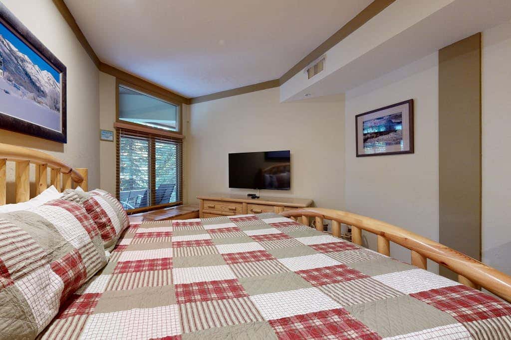 Ski sanctuary with private hot tub - adjacent to slopes & on free bus line