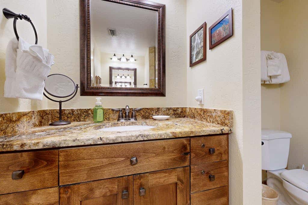 Ski sanctuary with private hot tub - adjacent to slopes & on free bus line