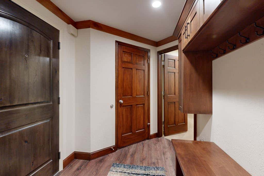 Ski sanctuary with private hot tub - adjacent to slopes & on free bus line