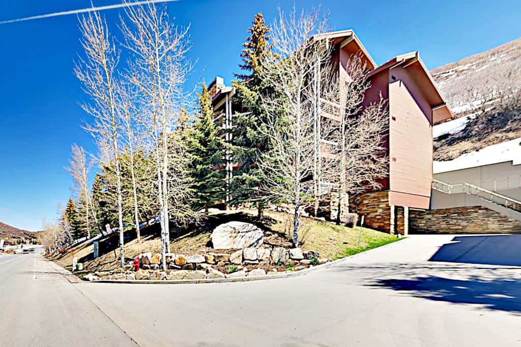 Ski sanctuary with private hot tub - adjacent to slopes & on free bus line
