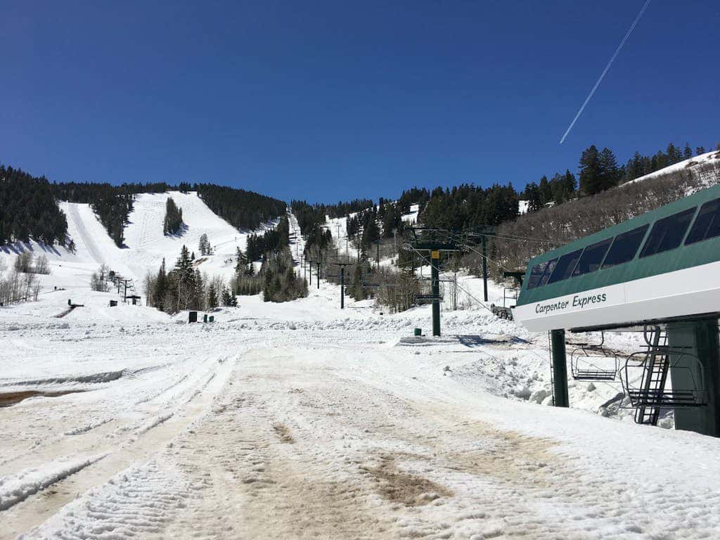 Ski sanctuary with private hot tub - adjacent to slopes & on free bus line