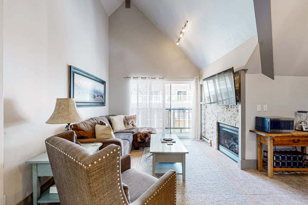 Upscale ski-in - ski-out condo with fireplace, all-season pool, hot tub & gym