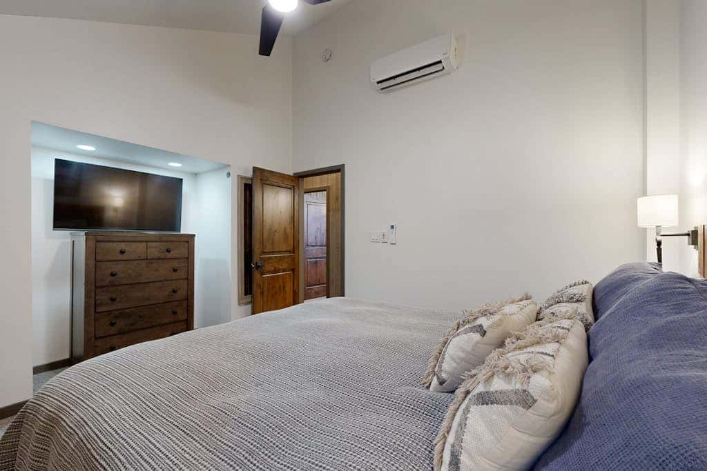 Lavish alpine escape with pool & hot tub - walk to lifts, dining & shops