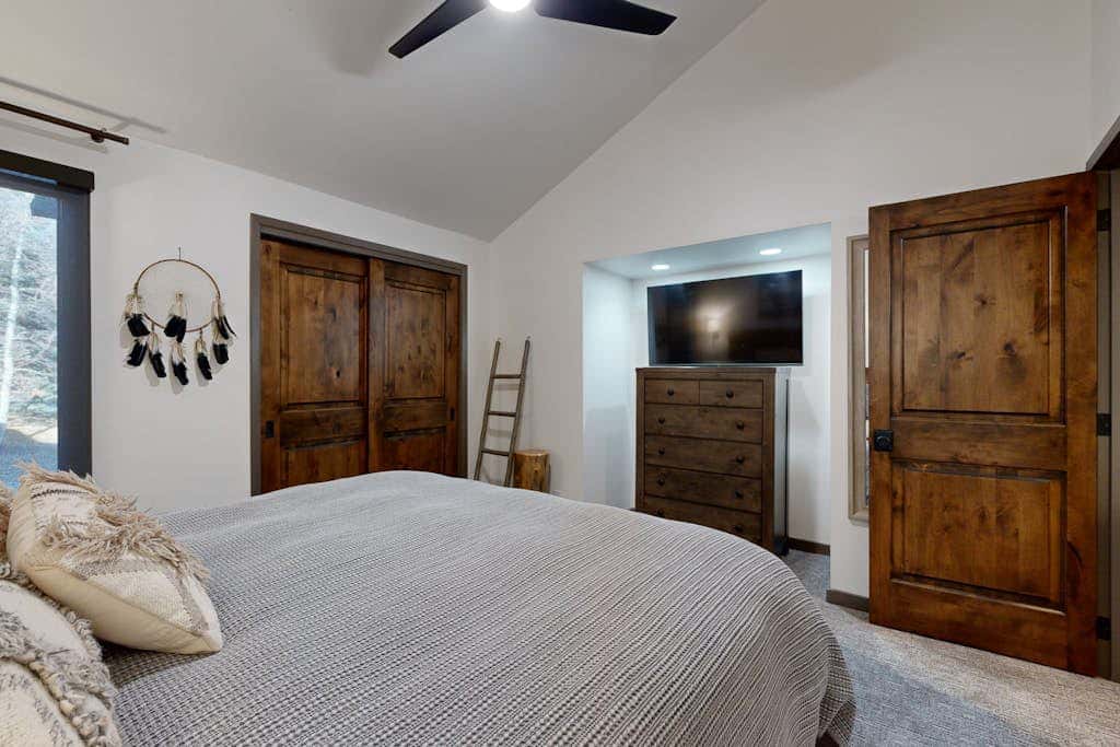 Lavish alpine escape with pool & hot tub - walk to lifts, dining & shops