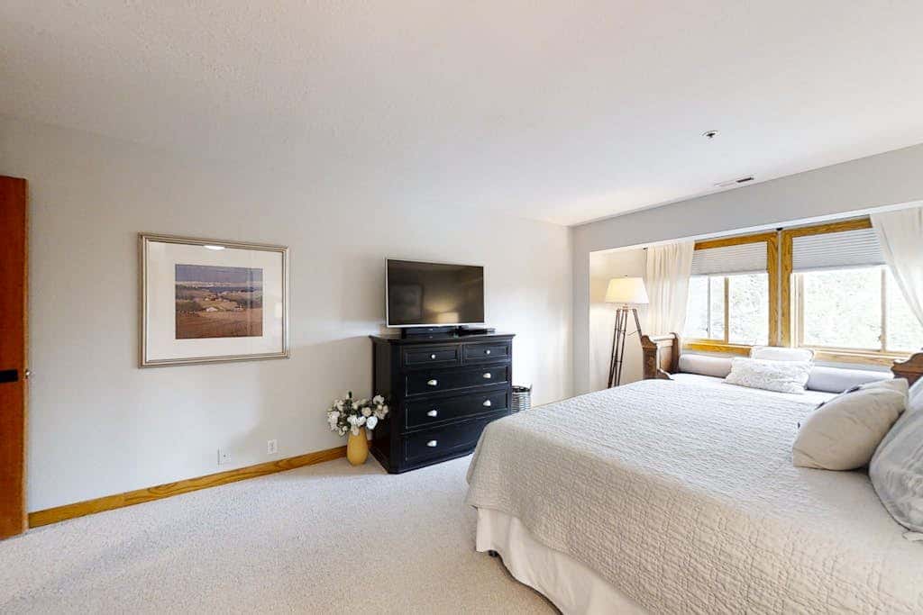 Relaxing Condo with  Heated Pool - Near Slopes & Historic Main Street