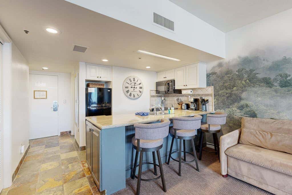 ski-in - ski-out Studio with  Pool, Hot Tub, Fitness Center & Mountain Views
