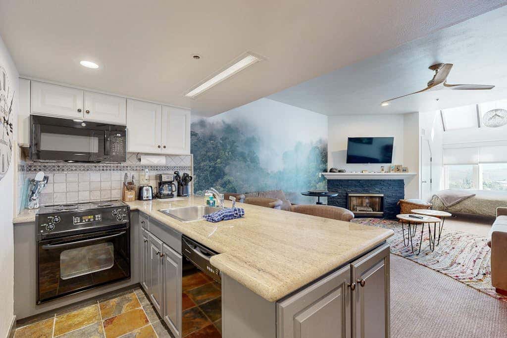 ski-in - ski-out Studio with  Pool, Hot Tub, Fitness Center & Mountain Views