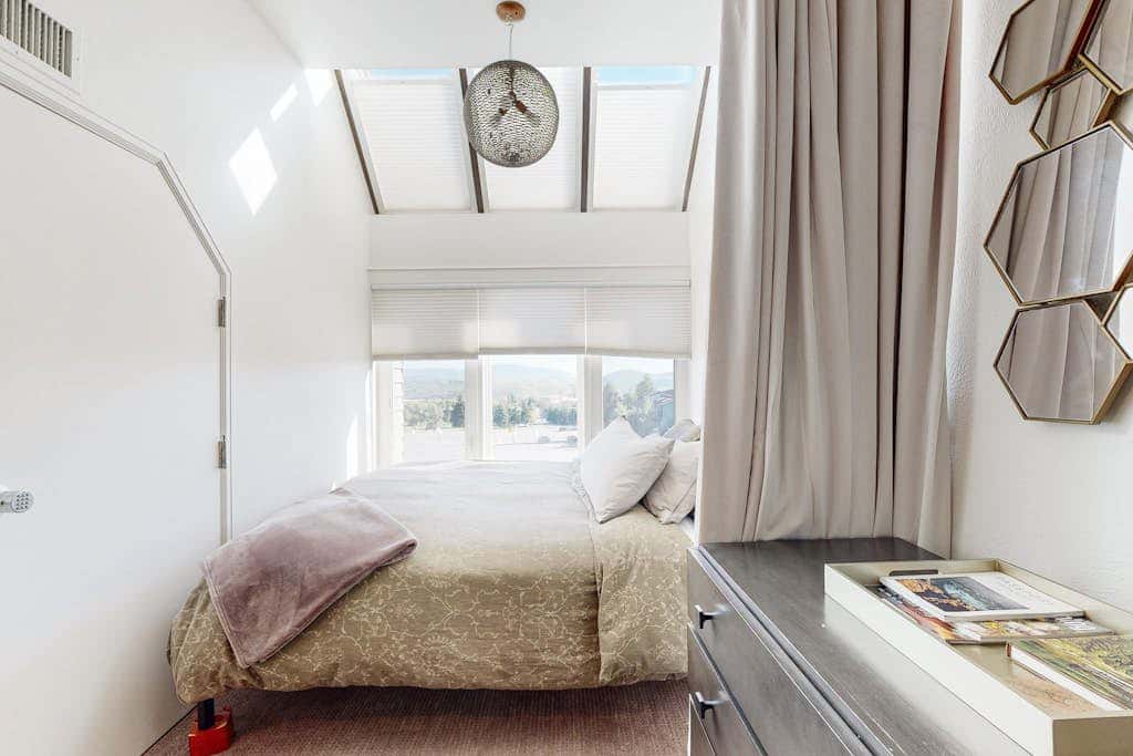 ski-in - ski-out Studio with  Pool, Hot Tub, Fitness Center & Mountain Views
