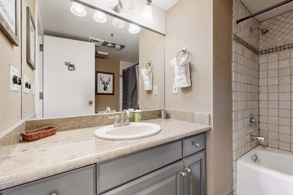 ski-in - ski-out Studio with  Pool, Hot Tub, Fitness Center & Mountain Views