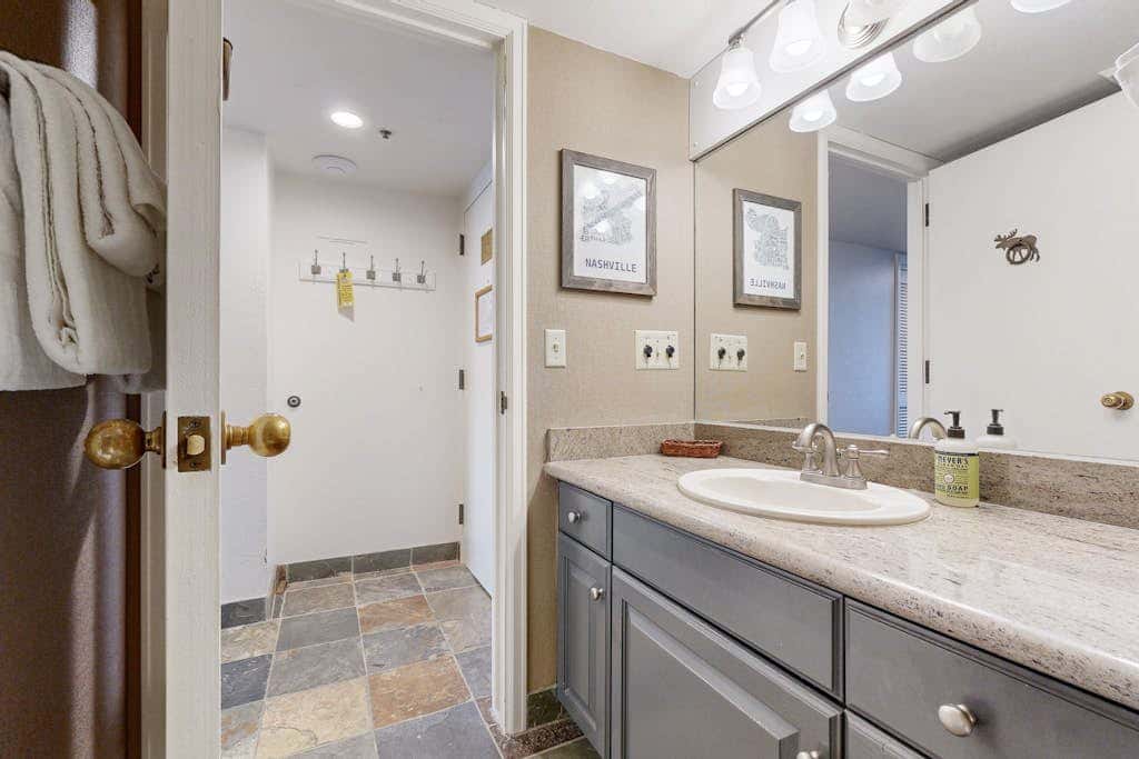 ski-in - ski-out Studio with  Pool, Hot Tub, Fitness Center & Mountain Views