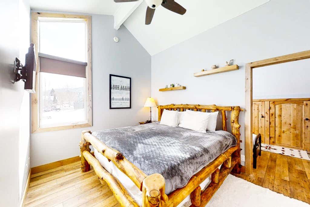 Remodeled mountainside home with outdoor heated pool & hot tub - walk everywhere