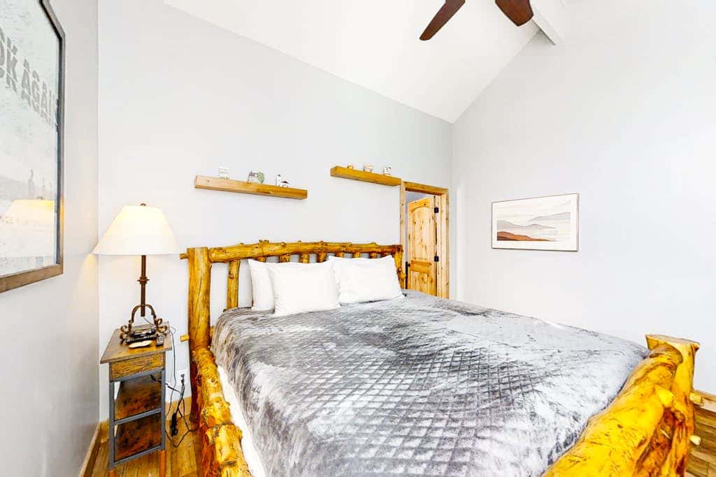 Remodeled mountainside home with outdoor heated pool & hot tub - walk everywhere