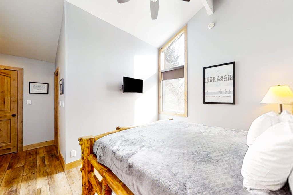 Remodeled mountainside home with outdoor heated pool & hot tub - walk everywhere