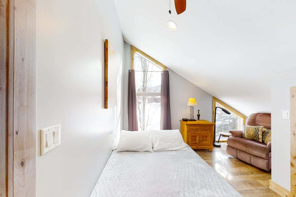 Remodeled mountainside home with outdoor heated pool & hot tub - walk everywhere