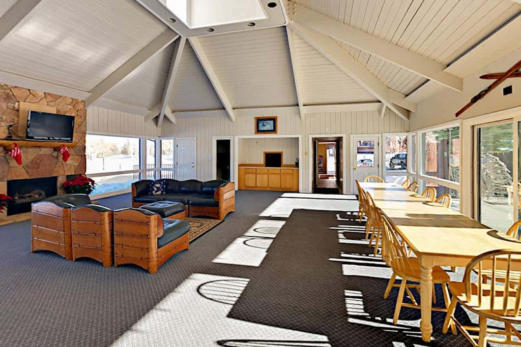 Remodeled mountainside home with outdoor heated pool & hot tub - walk everywhere