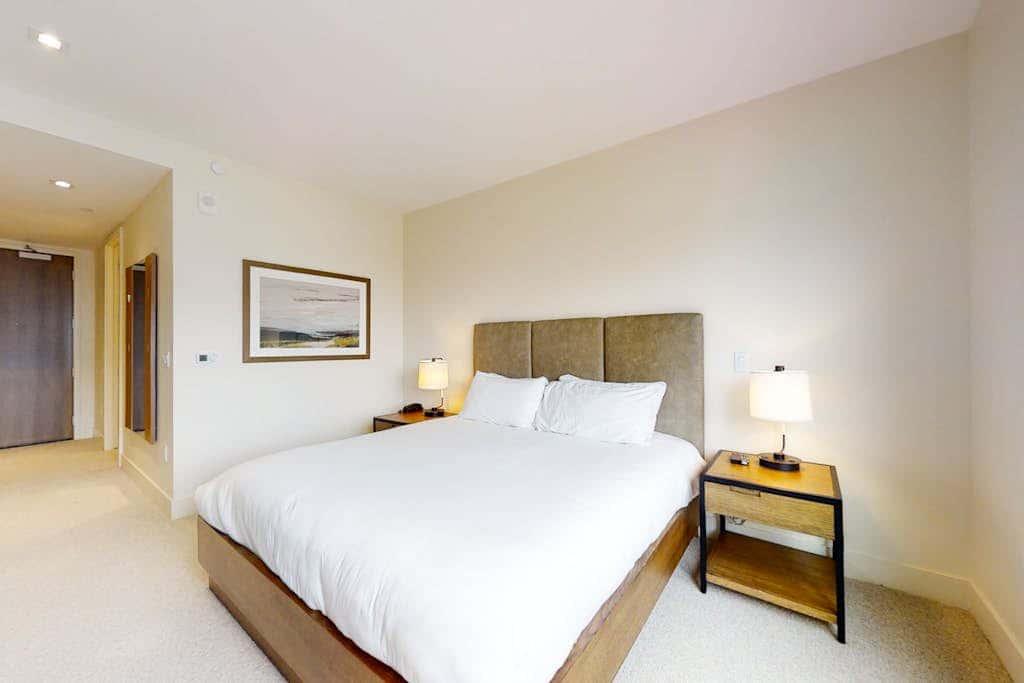 All-Suite Ski-In,Ski-Out Haven with Lavish Interior, Heated Pool & 2 Hot Tubs