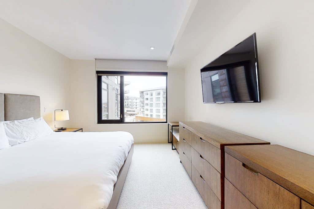 All-Suite Ski-In,Ski-Out Haven with Lavish Interior, Heated Pool & 2 Hot Tubs